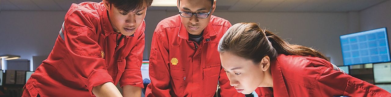 Tre punonjës duke vlerësuar planet