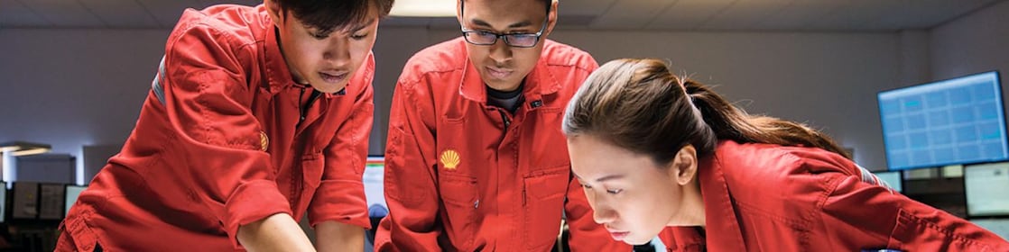 Tre punonjës duke vlerësuar planet