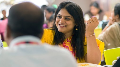 Punonjës të Shell duke drekuar