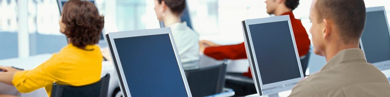 Punonjës që përdorin kompjutera në zyrë