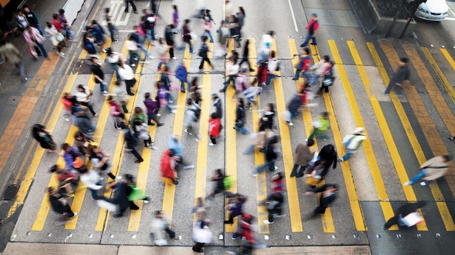 Njerëz që ecin në një rrugë të populluar në Hong Kong