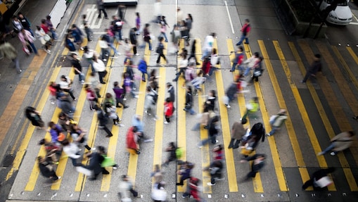 Njerëz që ecin në një rrugë të populluar në Hong Kong