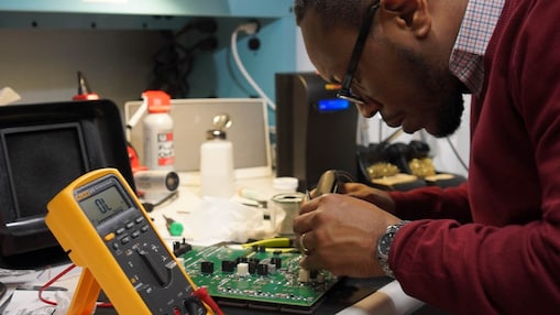 Inxhinierë të Shell TechWorks duke punuar në grup