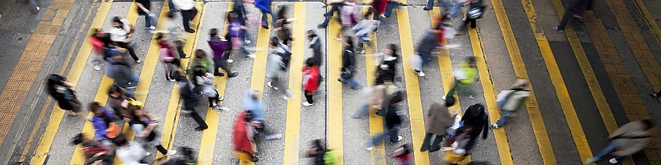 Njerëz që ecin në një rrugë të populluar në Hong Kong
