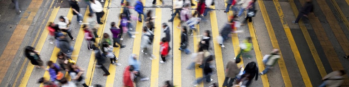 Njerëz që ecin në një rrugë të populluar në Hong Kong