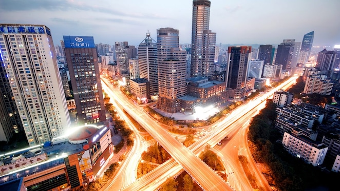 Ndërtesa shumëkatëshe vezullojnë gjatë muzgut