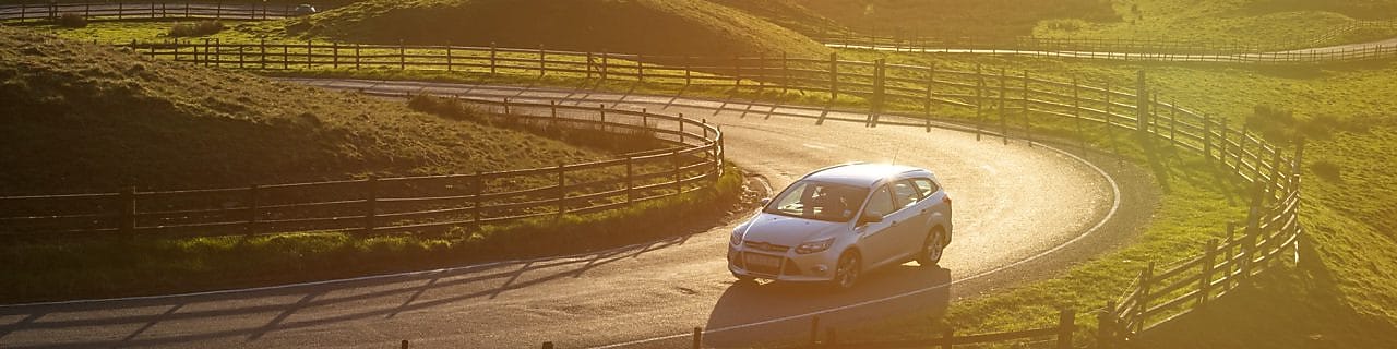 ngasja e makinës në fushë të gjelbër