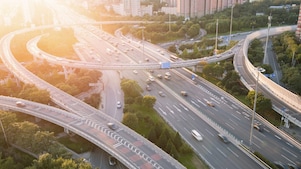 Makinat që lëvizin në një infrastrukturë të komplikuar autostrade me pasazhe mbi dhe nën