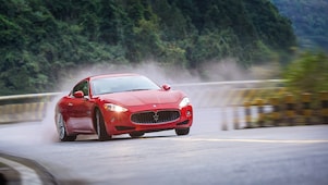 Një Maserati i kuq shpejton lart në filmin Shell Helix Ultra
