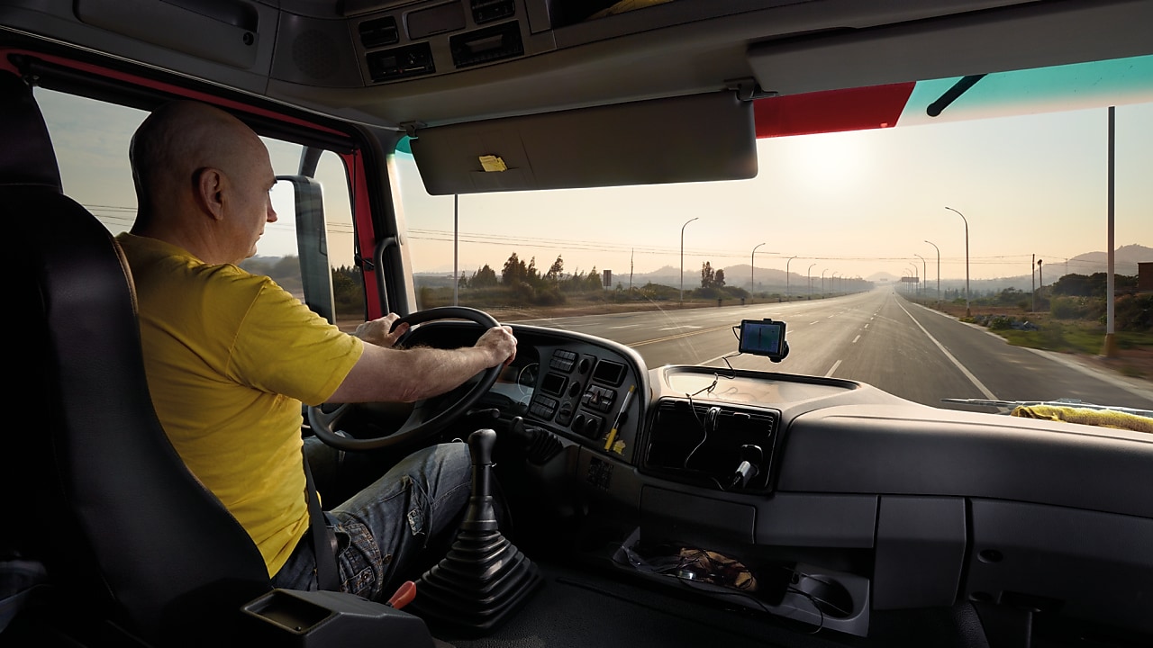 shoferi i kamionit që lëviz në rrugë të zbrazët