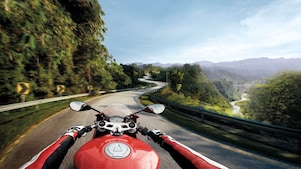 Njeriu duke hipur në një biçikletë që po përdor vajin superior të motorit për biçikleta