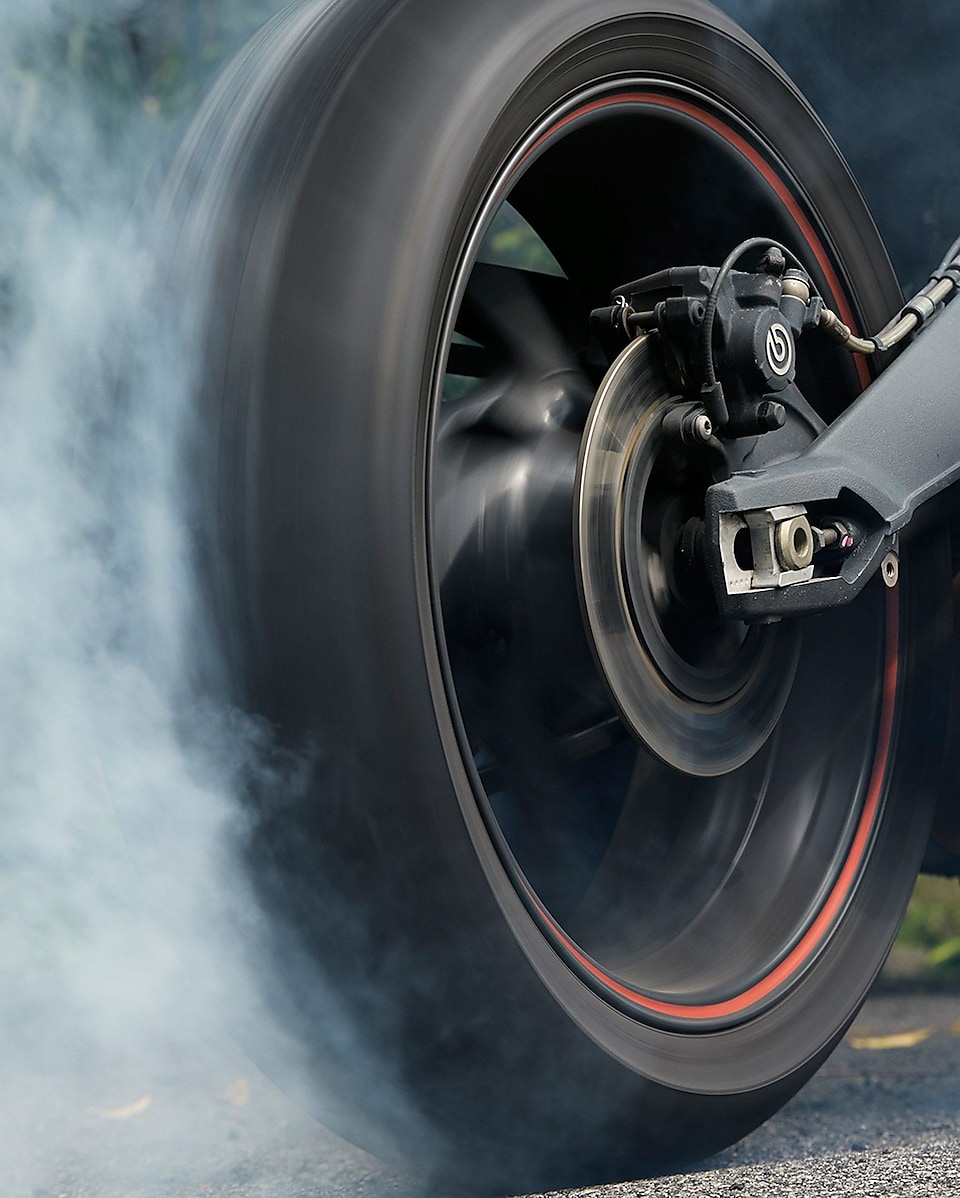 rrota e motorit që rrotullohet duke prodhuar një re tymi