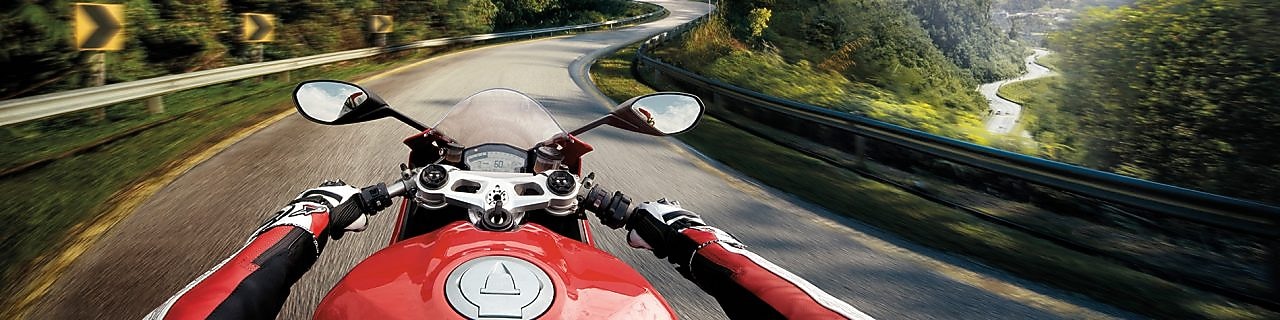 Njeriu duke hipur në një biçikletë që po përdor vajin superior të motorit për biçikleta