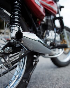 motor i parkuar në rrugë me kamerë të përqendruar në shter dhe rrota