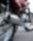 motor i parkuar në rrugë me kamerë të përqendruar në shter dhe rrota