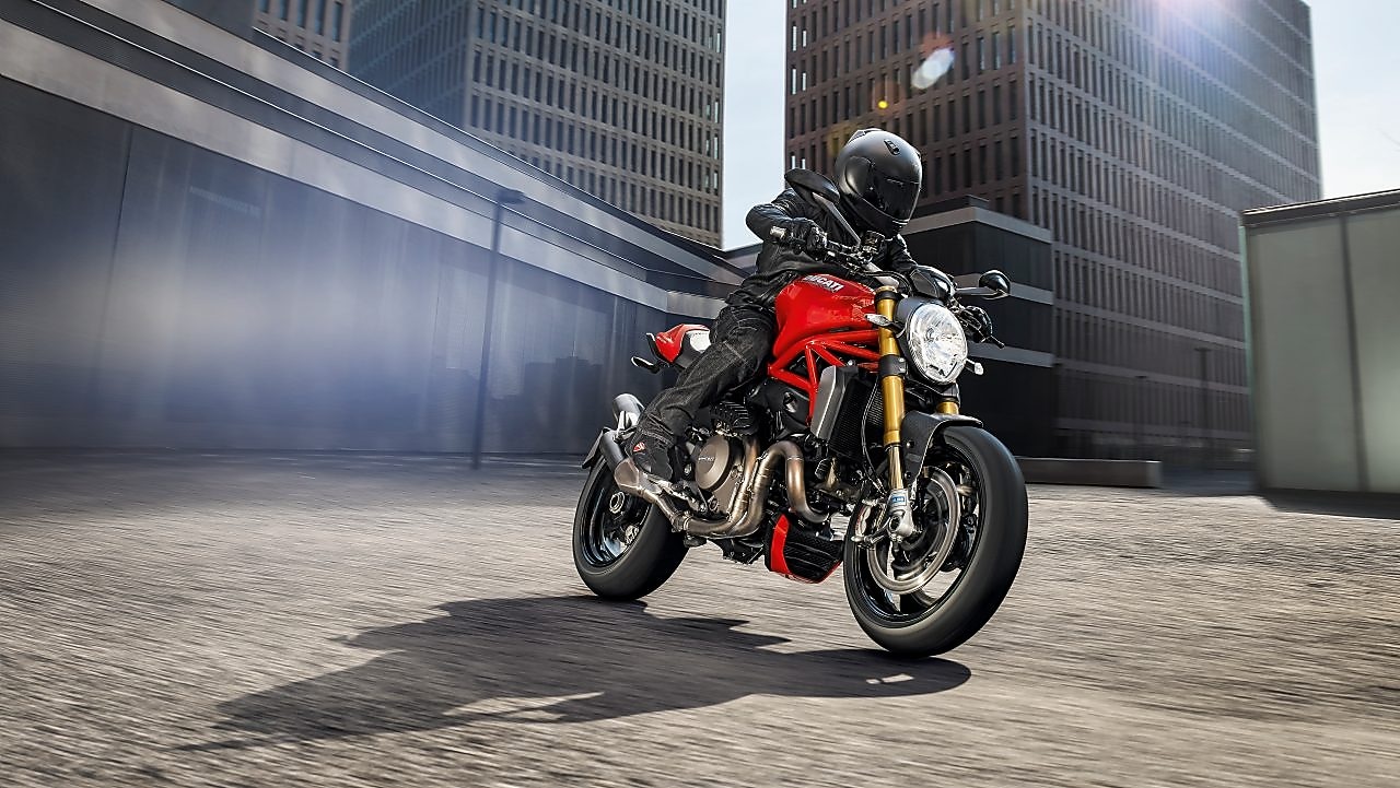 Motorist duke hipur në një biçikletë