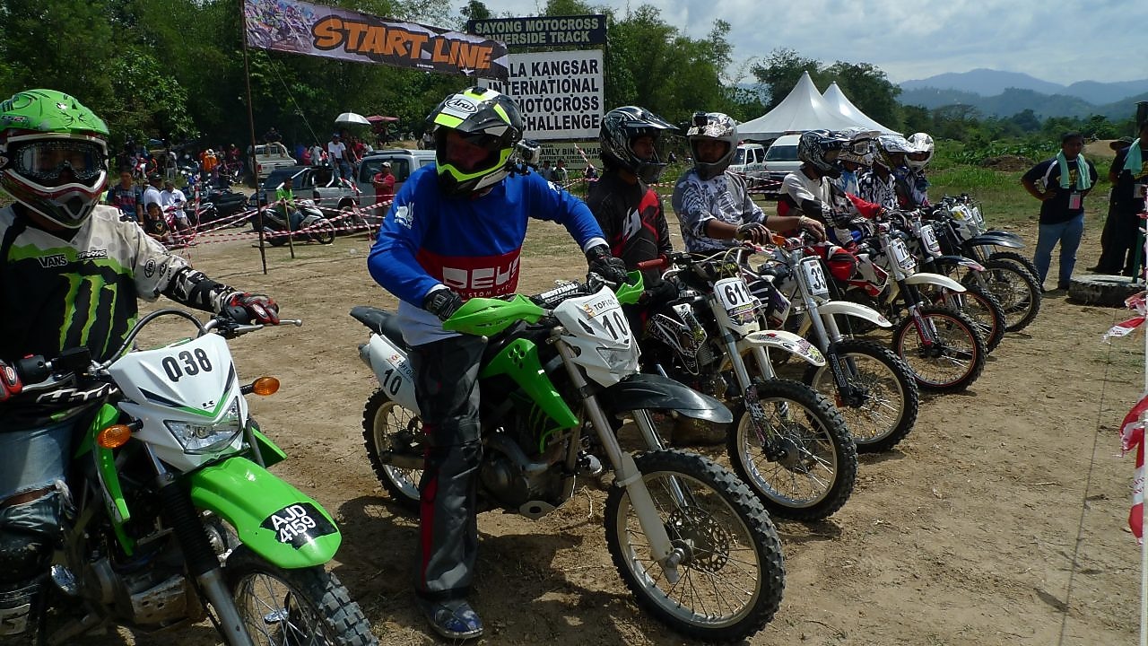 Motorë motocross që rreshtohen në fillim të një gare