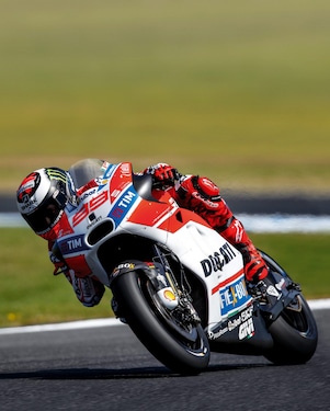 ducati superbike me kthesë kalorësi me shpejtësi në pistë