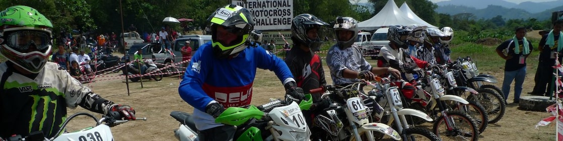 Motorë motocross që rreshtohen në fillim të një gare