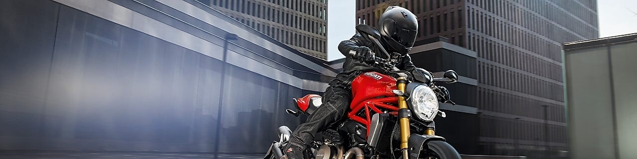 Motorist duke hipur në një biçikletë