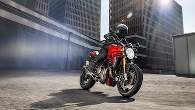 Motorist duke hipur në një biçikletë