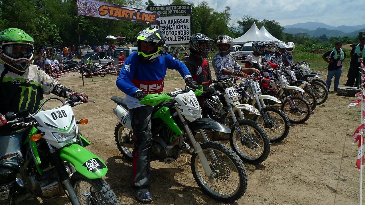 Motorë motocross që rreshtohen në fillim të një gare