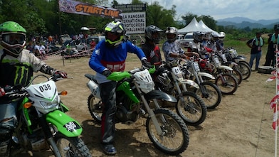 Motorë motocross që rreshtohen në fillim të një gare