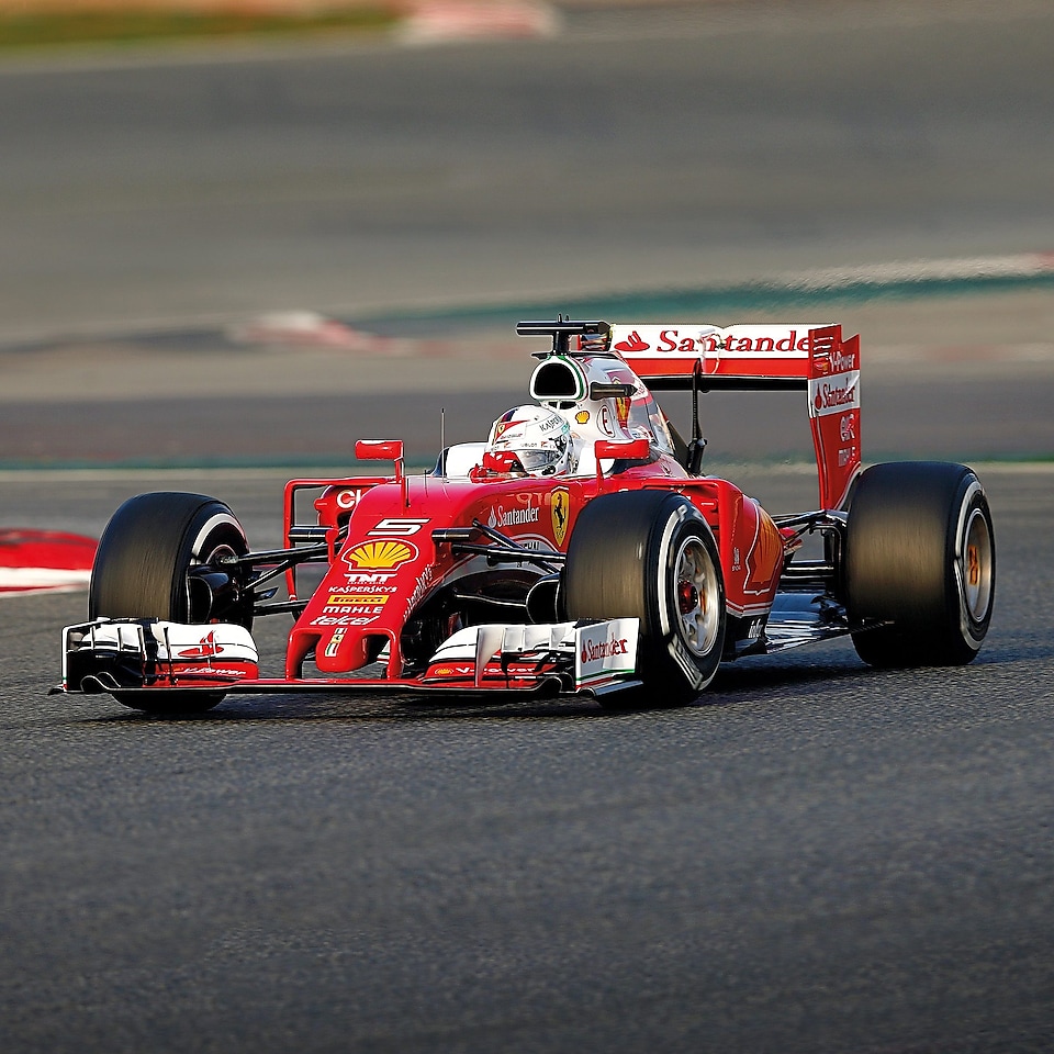 Një Scuderia Ferrari i kuq ulet në një pistë garash, një shembull i Partneritetit të Inovacionit të Shell Helix Ultra