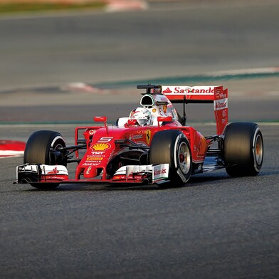 Një Scuderia Ferrari i kuq ulet në një pistë garash, një shembull i Partneritetit të Inovacionit të Shell Helix Ultra