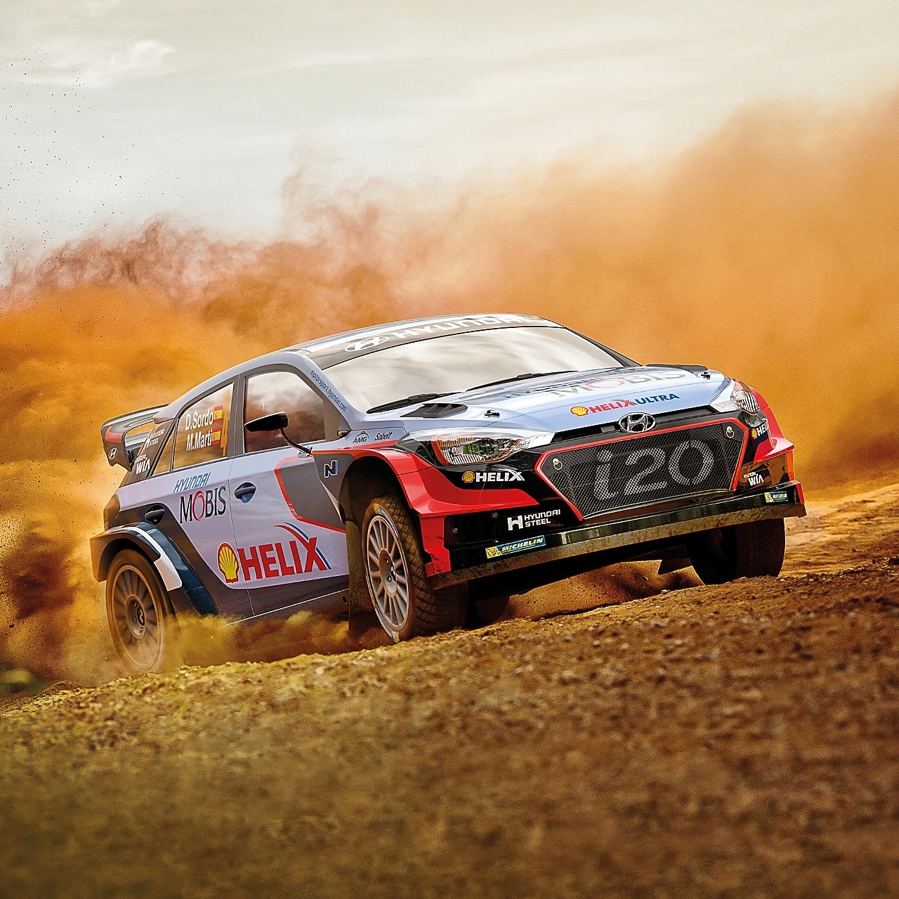 Një makinë Hyundai Motorsport krijon një re pluhuri në një pistë gare të papastër, duke ilustruar performancën e shkëlqyer të përdorimit të Shell Helix Ultra në ambiente ekstreme