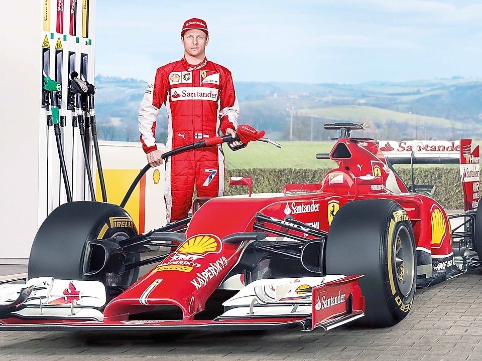 Shoferi i Ferrari F1 duke përdorur vajin Shell Helix Ultra për të mbushur makinën