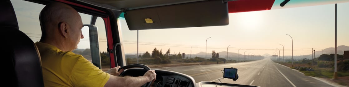 shoferi i kamionit që lëviz në rrugë të zbrazët