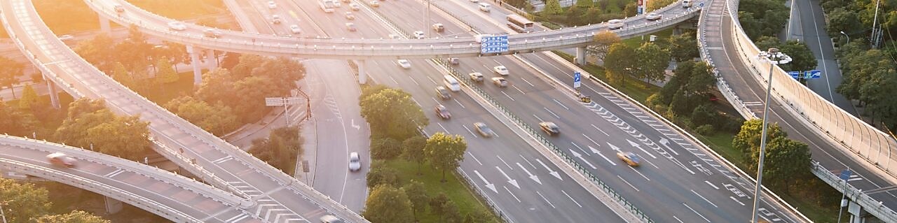 Makinat që lëvizin në një infrastrukturë të komplikuar autostrade me pasazhe mbi dhe nën