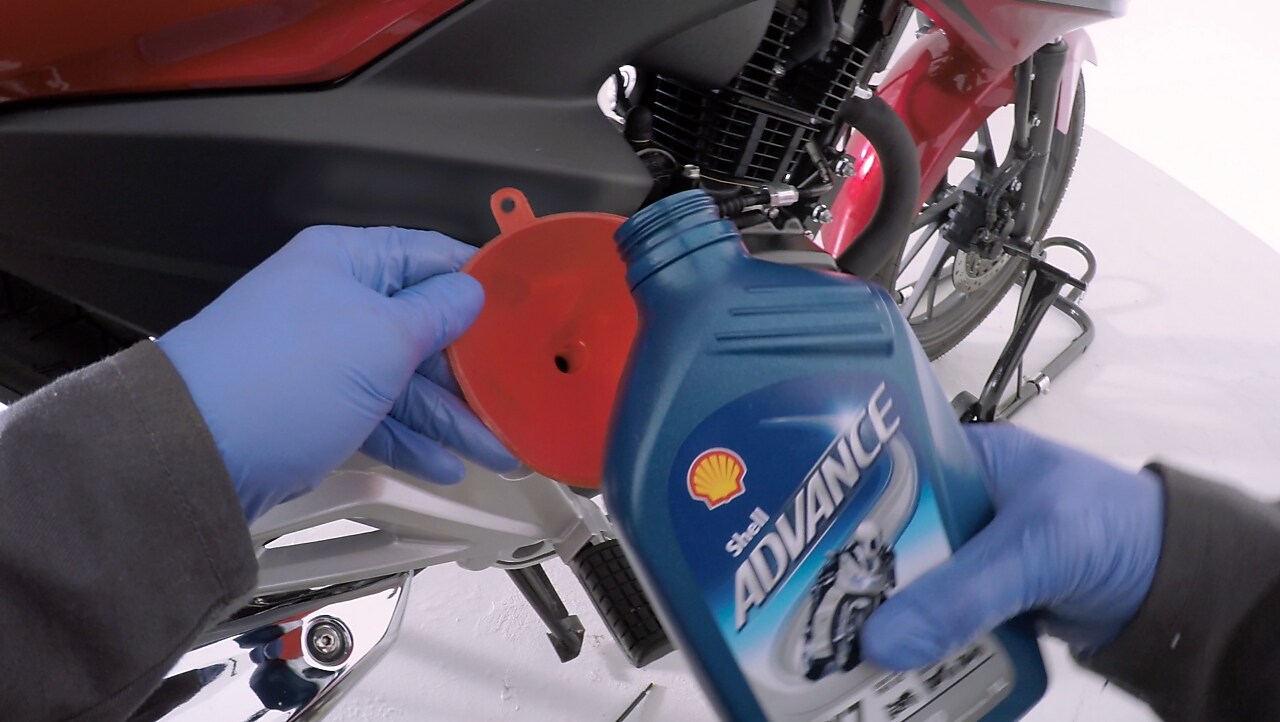 duart që mbajnë vajin e ri për motor Shell Advance 