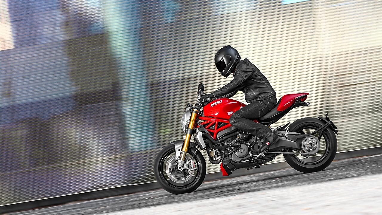 Njeriu duke hipur në një biçikletë që po përdor vajin superior të motorit për biçikleta