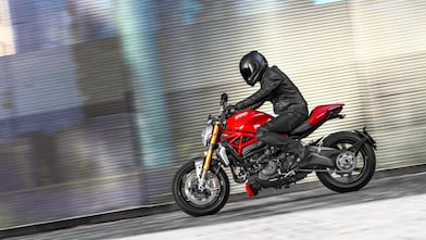 Njeriu duke hipur në një biçikletë që po përdor vajin superior të motorit për biçikleta