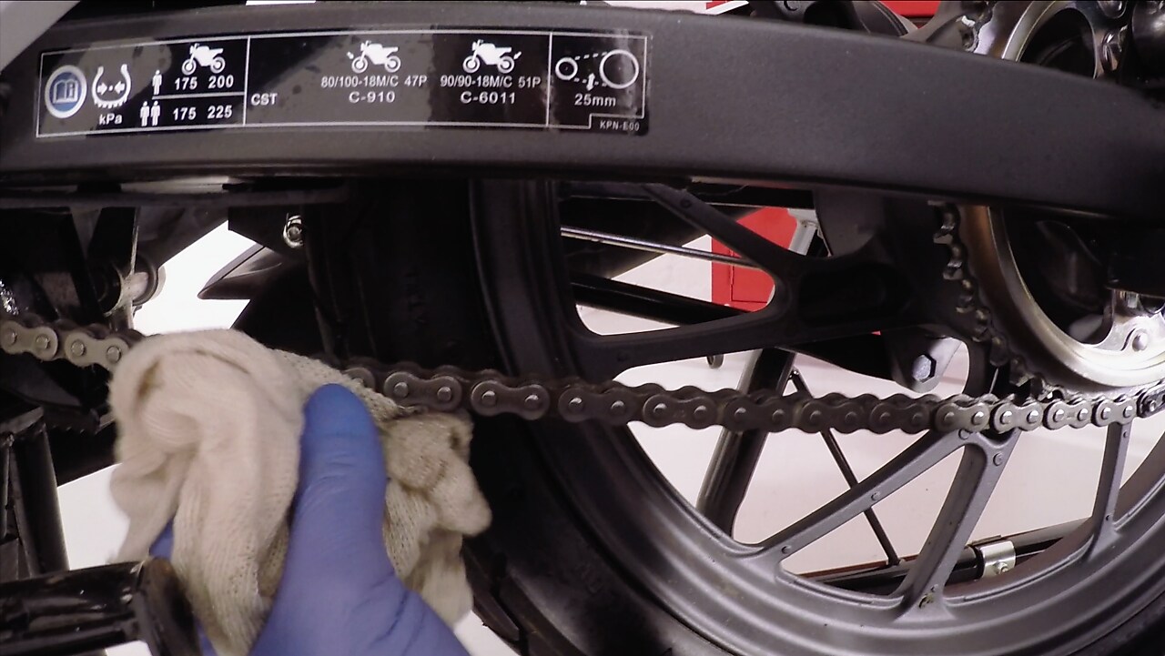 Duart që heqin lubrifikantin e tepërt në një zinxhir motorësh