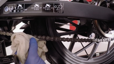 Duart që heqin lubrifikantin e tepërt në një zinxhir motorësh