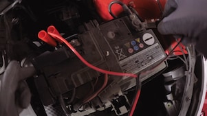 duart që lidhin një bateri makine me një karikues