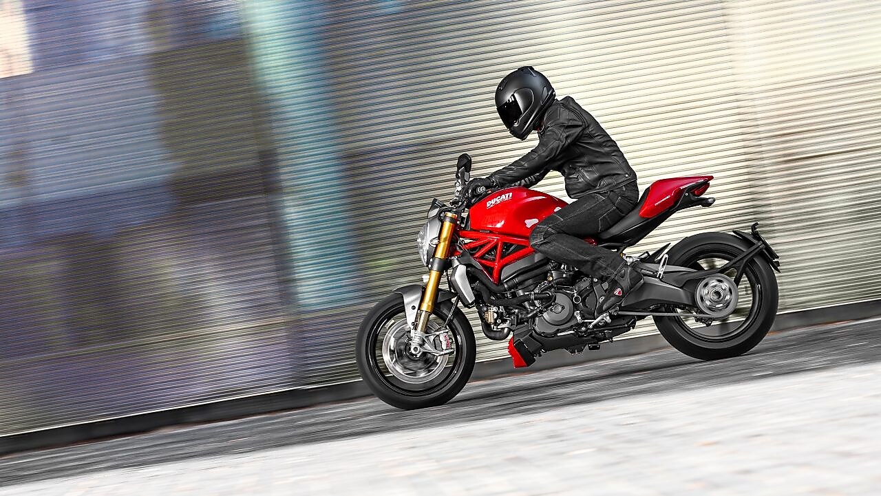 Njeriu duke hipur në një biçikletë që po përdor vajin superior të motorit për biçikleta