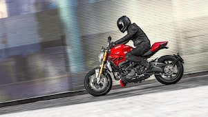 Njeriu duke hipur në një biçikletë që po përdor vajin superior të motorit për biçikleta