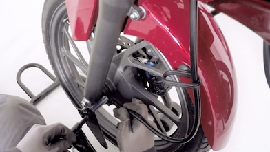 duar që vendosin një gomë të re në një motor