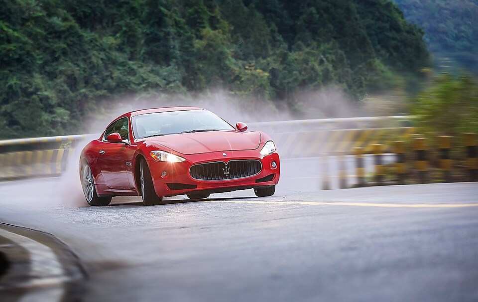Maserati i Kuq duke u ngjitur në rrugën malore