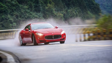 Maserati i Kuq duke u ngjitur në rrugën malore