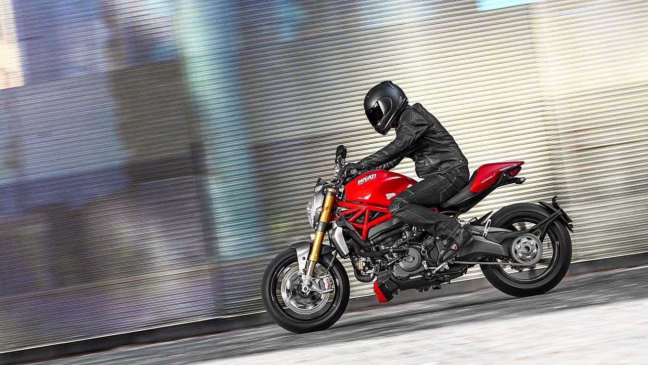 Njeriu duke hipur në një biçikletë që po përdor vajin superior të motorit për biçikleta