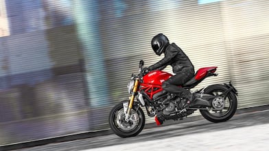 Njeriu duke hipur në një biçikletë që po përdor vajin superior të motorit për biçikleta