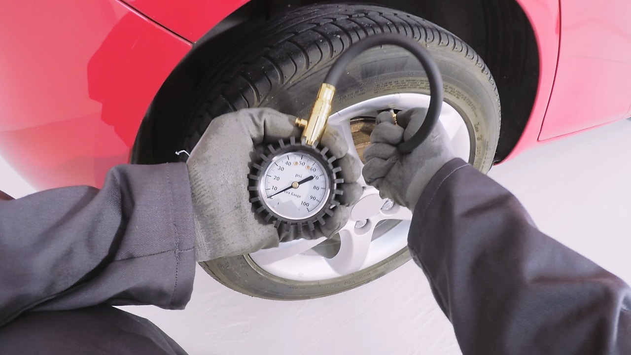 duart që mbajnë një matës presioni gomash