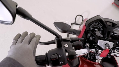 Dora që mban tufën në një motor