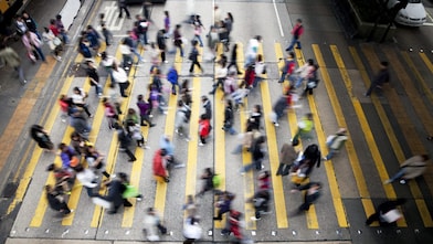 Njerëz që ecin në një rrugë të populluar në Hong Kong