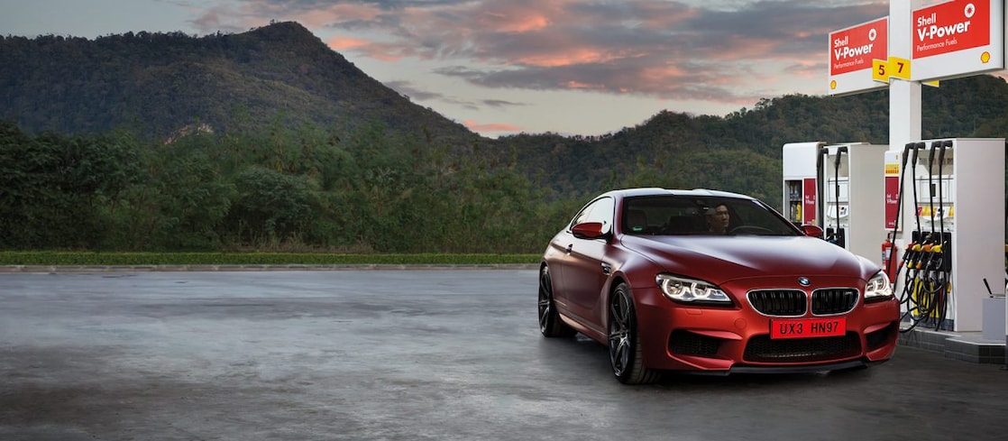 BMW e kuqe në Predhë në pompa